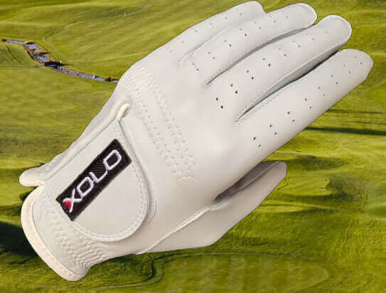 Golfhandschuhe Leder Xolo CabrettaPro Herren weiß Abbildung mit Golfplatz im Hintergrund. Herren Golfhandschuhe Leder Cabretta Pro Herren, Beste Golfhandschuhe Leder Cabretta Pro Herren.