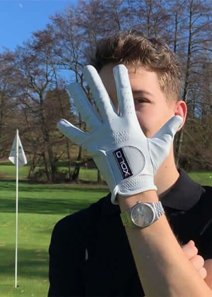 Max zeigt seinen neuen Cabretta Pro Golfhandschuh 